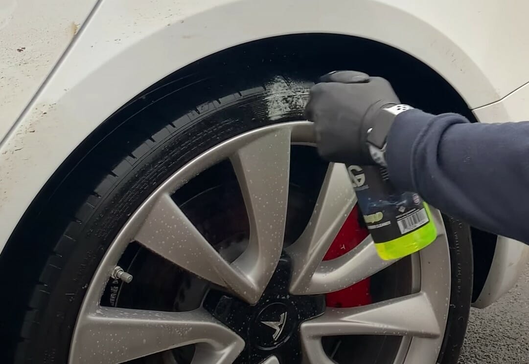 Auto Glanz Rebound sprøjtes på dækkene