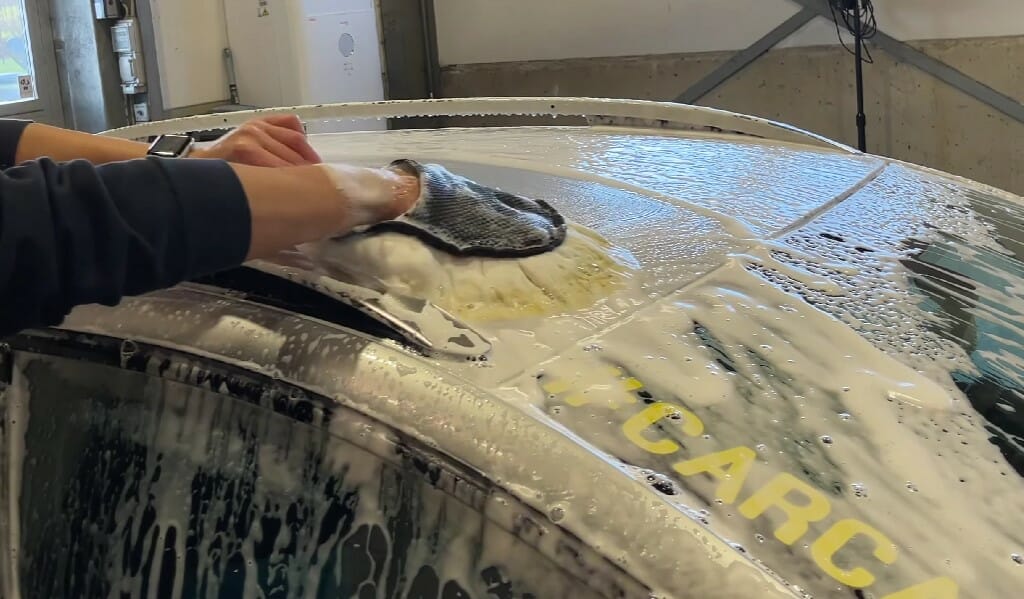 Bilen vaskes og er glat