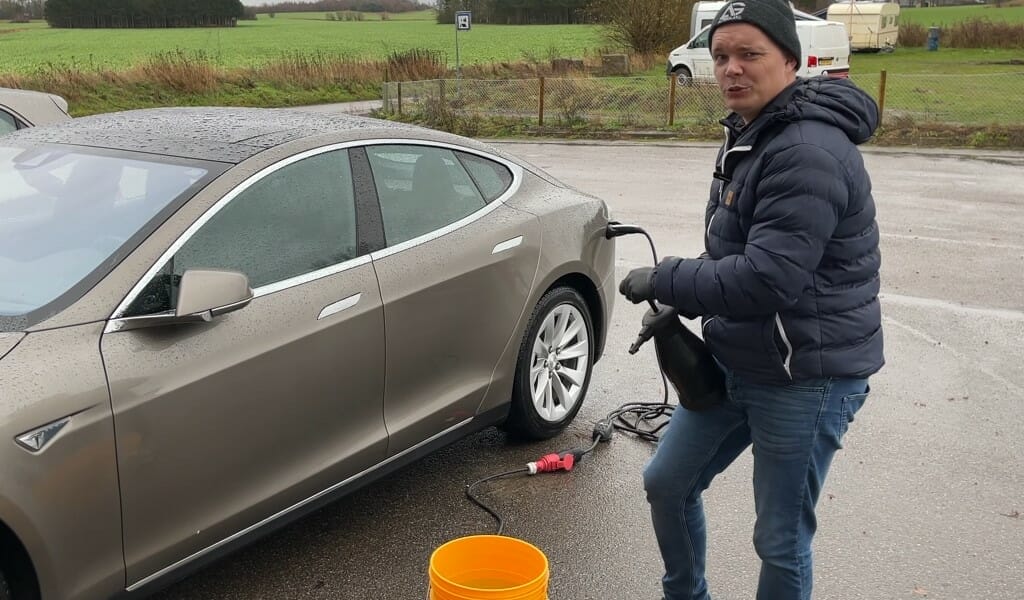 Brug evt. en forstøver til at væde bilen ind først