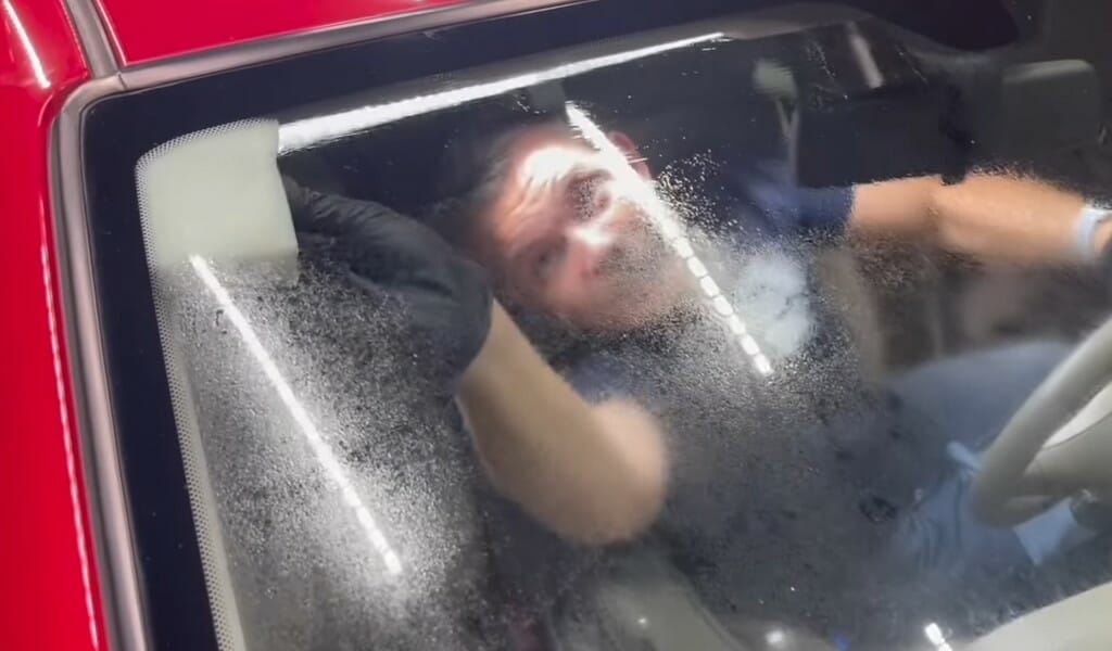 Kør med Magic Sponge på overfladen