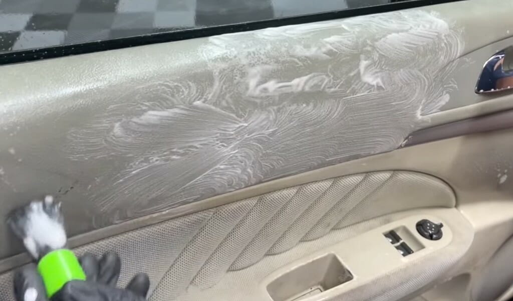 Rengøring med Plastic Cleaner