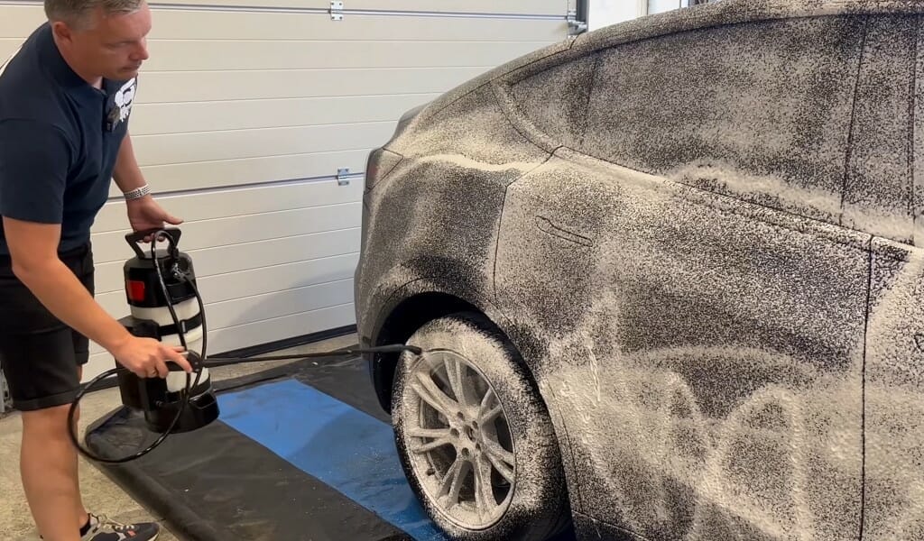Forvask af bilen med stor skumsprayer